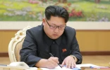 Photo fournie par l'agence nord-coréenne KCNA, le 7 janvier de Kim Jong-Un signant un document pour ordonner l'essai nucléaire de bombe H