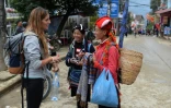 Des Vietnamiennes vendent des souvenirs à une touristes dans le village de Sapa, au Vietnam, le 1er octobre 2016