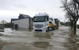Un poids lourd circule dans une rue inondée de Redon, en Ille-et-Vilaine, le 31 janvier 2025
