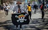 Un étudiant arbore le drapeau pirate du manga One Piece lors d'une manifestation à Antananarivo à Madagascar, le 9 octobre 2025