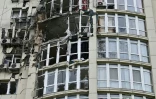 Des appartements détruits par une frappe de drones explosifs russes dans un immeuble de Kiev, le 8 mai 2023