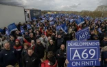 Des manifestants mobilisés à Castres dans le Tarn, le 8 mars 2025, pour la poursuite du chantier de l'A69 suspendu par la justice