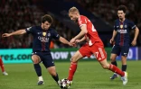 Le Parisien Joao Neves (G) et le joueur du Bayern Munich  Konrad Laimer lors de la demi-finale aller de la Ligue des champions remportée par le PSG 5-4, le 28 avril 2026 au Parc des Princes