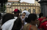 Des parents de détenus devant la prison Desembargador Raimundo Vidal Pessoa à Manaus (nord du Brésil), le 8 janvier 2017 