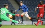 Le défenseur des Glagow Rangers, Nathan Patterson, trompe le gardien de but d'Anvers, Ortwin De Wolf, lors du 16e de finale retour de la Ligue Europa, le 25 février 2021 à Glasgow