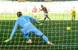 L'attaquant belge de Metz, Aaron Leya Iseka, transforme un penalty lors du match de Ligue 1 à Nantes, le 22 novembre 2020