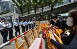 Des manifestants mettent en place des barrières devant le siège de la police, le 21 juin 2019 à Hong Kong