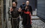 Le cardinal Pierbattista Pizzaballa (D), patriarche latin de Jérusalem, arrive accompagné de frères franciscains à l’église du Saint-Sépulcre pour célébrer la messe de Pâques, à huis clos en raison de la guerre, dans la vieille ville de Jérusalem, le 5 avril 2026