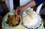 Une soupe egusi (g) accompagnée d'igname pilée, servie lors d'une fête privée à Lagos, le 2 novembre 2014