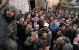 Photo distribuée par la présidence syrienne montrant Bachar al-Assad au milieu de soldats lors de sa visite dans la Ghouta orientale, près de Damas, le 18 mars 2018