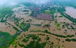 Vue aérienne des inondations causées dans le sud de l'Etat brésilien de Bahia, à Itapetinga, le 26 décembre 2021