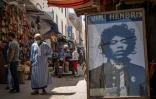 Photo du guitariste Jimi Hendrix sur la devanture d'une échoppe dans une des rues de Eassouira, le 10 septembre 2020