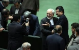 Le ministre iranien des Affaires étrangères Mohammad Javad Zarif (c) au Parlement iranien, le 17 janvier 2016