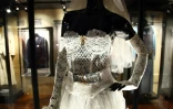 L arobe de mariée portée par Madonna dans son clip "Like a Virgin" exposée à New York, le 18 mai 2011