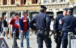 Des supporters russes sous la surveillance de la police, le 15 juin 2016 à Lille