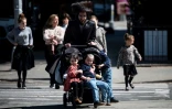 Un homme traverse une rue avec ses enfants, dans le quartier de Williamsburg Brooklyn à New York, qui compte une importante population juive orthodoxe, le 24 avril 2019