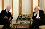 Le ministre iranien des Affaires étrangères (d) et l'émissaire de l'ONU pour la Syrie, Staffan de Mistura, à Téhéran le 10 janvier 2016