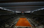 Vue générale du court Philippe-Chatrier avec le toit fermé pendant la finale du simple messieurs le 11 octobre 2020 à Paris