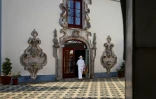 L'entrée de l'hôtel Vermelho, propriété du créateur français Christian Louboutin, à Melides, le 24 septembre 2025 dans le sud-ouest du Portugal