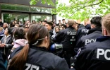 La police allemande intervient pour disperser une manifestation propalestinienne à l'Université libre de Berlin, le 7 mai 2024