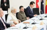 Le Premier ministre indien Narendra Modi (g, le président ukrainien Volodymyr Zelensky (c) et le président sud-coréen Yoon Suk Yeol (d) lors du sommet du G7 à Hiroshima, le 21 mai 2023 au Japon