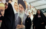 Des Iraniennes longent un portrait du guide suprême, l'ayatollah Ali Khamenei, à la grande mosquée de l'imam Khomeini de Téhéran, le 22 février 2026