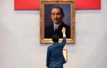 Le président élu Lai Ching-te prête serment devant un portrait du fondateur de Taïwan, Sun Yat-sen, lors de son investiture, le 20 mai 2024 à Taipei