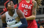 La capitaine de l'équipe de France Isabelle Yacoubou (g) à la lutte avec l'Américaine Brittney Griner en demies au tournoi olympique à Rio, le 18 août 2016