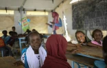 Des élèves dans une école primaire dans  un camp de personnes déplacées, le 26 avril 2026 près de Port-Soudan, au Soudan