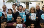 Le leader des partis arabes israéliens Ayman Odeh pose avec des partisans, à Tayibe, dans le nord d'Israël, le 21 février 2020 