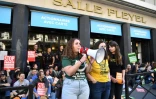 Des militants d'ONG environnementales à l'entrée de la salle Pleyel où se tient l'assemblée générale des actionnaires de TotalEnergies, le 25 mai 2022