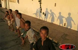 Enfants sur les quais du port de Diégo Suarez