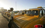 Taxis en attente devant l'aéroport de Diégo