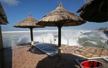 Dimanche 13 mai 2007 -

Une forte houle générant des vagues de 10 métres a déferlé sur les côres Ouest et Sud dévastant tout sur son passage