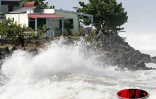 Dimanche 13 mai 2007 -

Une forte houle générant des vagues de 10 métres a déferlé sur les côres Ouest et Sud dévastant tout sur son passage