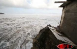 Dimanche 13 mai 2007 -

Une forte houle générant des vagues de 10 métres a déferlé sur les côres Ouest et Sud dévastant tout sur son passage