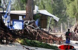Dimanche 13 mai 2007 -

Une forte houle générant des vagues de 10 métres a déferlé sur les côres Ouest et Sud dévastant tout sur son passage