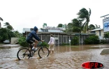 Lundi 6 mars 2006 -

Conséquences des fortes pluies de Diwa, le centre-ville de la Saline et les abords de la localité sont complètement inondés