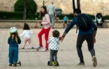 Des enfants et leurs parents dans les rues de Valence le 26 avril 2020, en Espagne