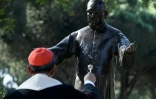 Le Cardinal Gregorio Rosa Chavez bénit la statue
de l'archevêque salvadorien Oscar Romero après son installation à Rome le 13 octobre 2018