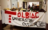 Banderole déployée le 4 avril 2018, sur une barricade de tables et de chaises, par les étudiants de Tolbiac (Paris I) qui protestent contre la réforme de l'entrée à l'université  
