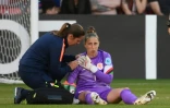 La gardienne néerlandaise Sari van Veenendaal contraintre de céder sa place en début de match, face à la Suède, le 9 juillet 2022 à Sheffield