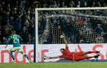 Le gardien du PSG Gianluigi Buffon battu sur un penalty de l'égalisation de Naples signé Lorenzo Insigne à San Paolo, le 6 novembre 2018