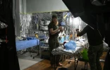 Anastassia Tchoumatchenko (g), soignante volontaire sur le front, vérifie le matériel de formation médicale dans la région de Donetsk, le 20 février 2025 en Ukraine