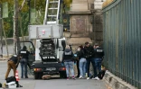 Des policiers inspectent le chariot élévateur utilisé par les voleurs pour entrer dans le musée du Louvre, à Paris le 19 octobre 2025