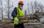 Un ancien soldat ukrainien travaille sur un chantier de l'entreprise française Neo-Eco à Lioubomyrivka, en Ukraine, le 14 février 2024