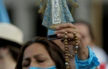 Une femme tient une égérie de la Vierge Marie lors d'une manifestation anti-IVG à Buenos Aires, le 28 décembre 2020