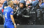 Le joueur croate Ivan Perisic face aux forces de l'ordre après les jets de fumigènes par des supporters de son pays sur la pelouse lors du match de l'Euro-2016 contre la République Tchèque à Saint-Etienne, le 17 juin 2016   