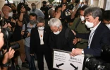 Le cardinal Zen (c) et l'avocate Margaret Ng arrivant au tribunal à Hong Kong, le 24 mai 2022