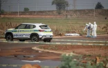 Des membres de la police scientifique s'affairent près du corps d'une femme retrouvée morte le 17 septembre 2026 à Boksburg (Afrique du Sud), à l'est de Johannesburg